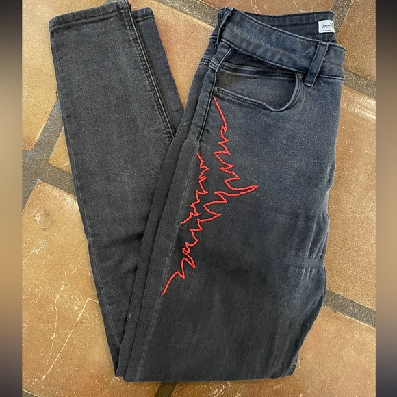 🔥HAND EMBROIDERED UPCYCLED ZARA JEANS 🔥 - Picture 2 of 4